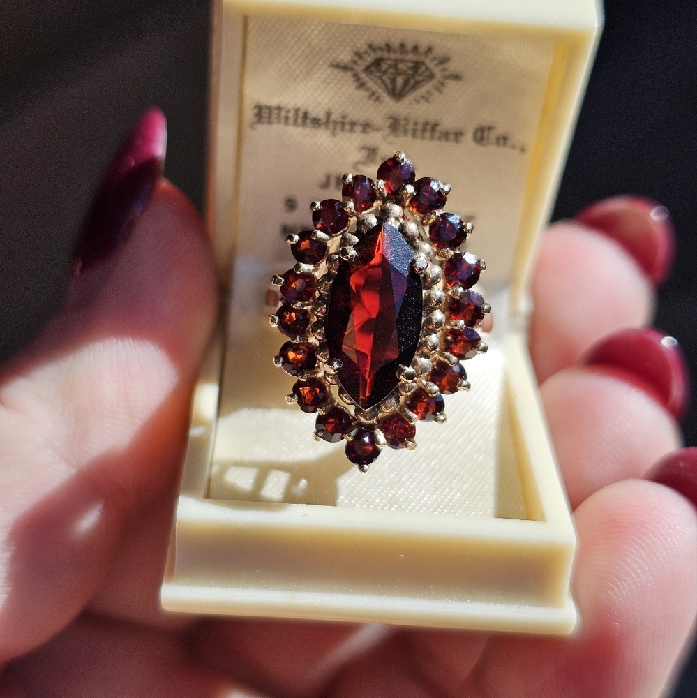 9k vintage garnet ring size 6 3/4. Stamped 375 and pictoral makers marks. Substa